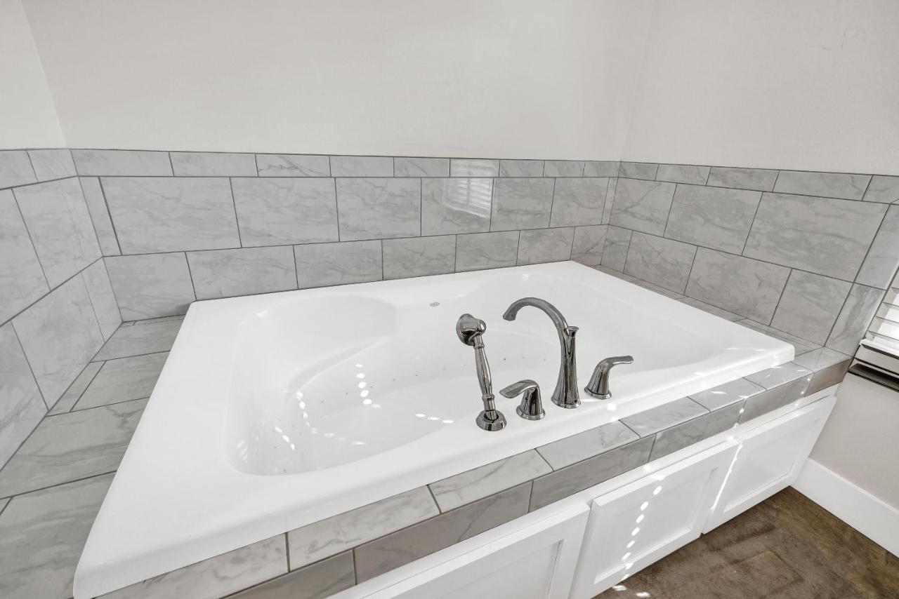 Schubert Inn Cottage - Pool - Walk To Main St Fredericksburg Extérieur photo